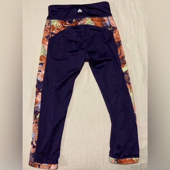 Tek Gear Leggings Size Small Womens Mid Rise Capri Floral Purple Workout Gear - Picture 2 of 13